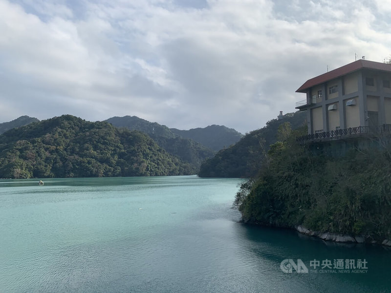 百年大旱凸顯水資源問題,不僅經濟部水利署水庫控制改採「高水位操作」模式,人工增雨計畫也成常態。水利人員戰戰兢兢,一刻不得鬆懈。圖為111年1月的石門水庫,處於高水位狀態。中央社記者曾智怡攝 111年1月23日