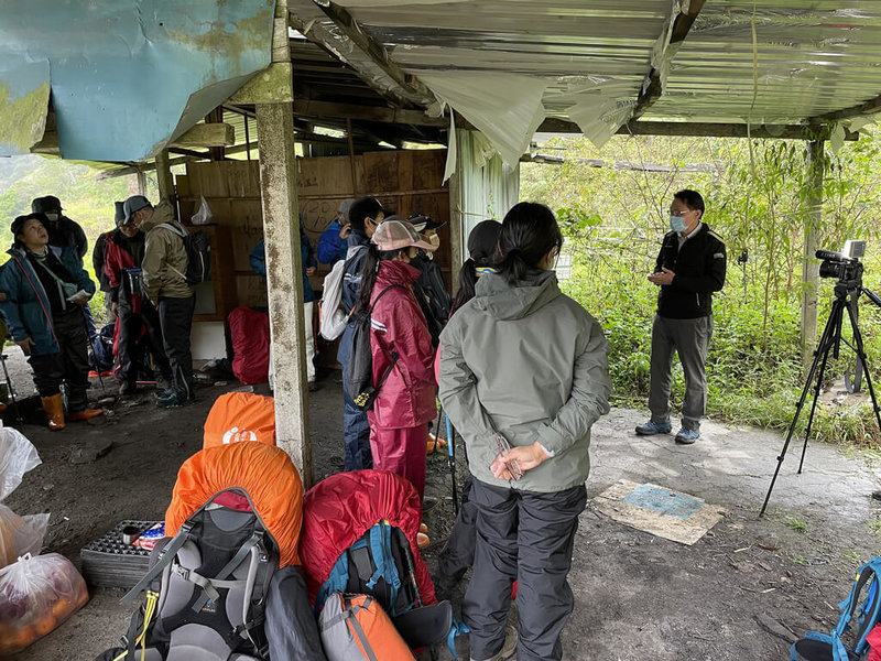 台東縣海端鄉新武呂溪魚類保護區是布農族的傳統生活區,崁頂國小舉辦「kulumah尋根」活動,台東縣政府農業處人員也伴行,向師生宣導魚類保育觀念,共同體驗、學習狩獵文化與山林智慧。(台東縣政府提供)中央社記者李先鳳傳真 111年1月23日