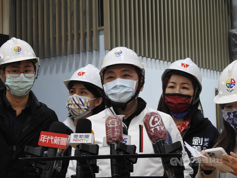 為阻絕亞旭電腦桃園廠員工群聚擴散,新北市長侯友宜(前中)表示,希望各企業展開快篩,可以保護別人也讓營業不受干擾。中央社記者王鴻國攝 111年1月23日