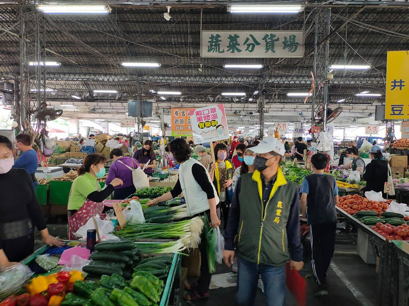 高雄市果菜批發市場交易量大、交易人潮也多,市府除要求加強防疫措施,也派員分別巡查各批發市場防疫情形。(高雄市農業局提供)中央社記者蔡孟妤傳真 111年1月23日