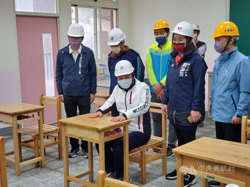 新北市長侯友宜(坐者)23日視察忠孝國中校舍整建及地下停車場工程第1階段興建工程,了解工程進度。中央社記者王鴻國攝 111年1月23日