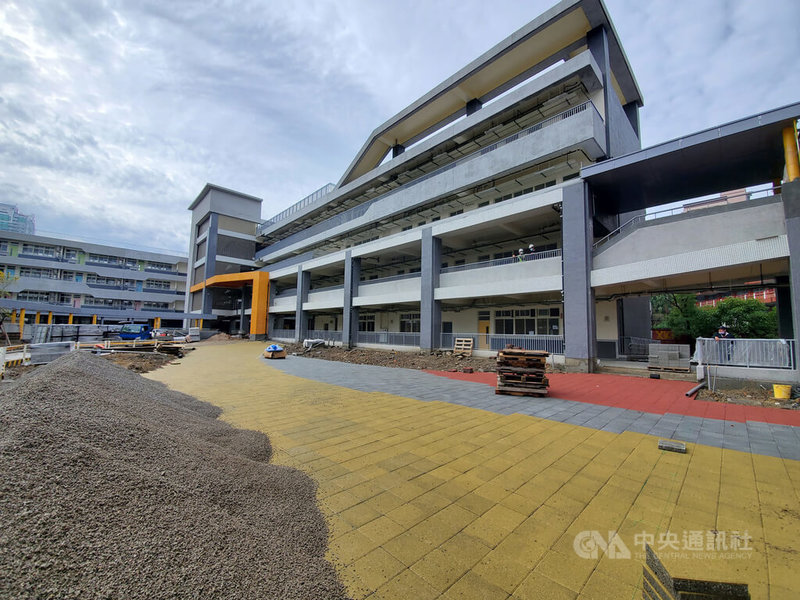 新北市忠孝國中校舍整建及地下停車場工程第1階段興建工程持續進行,市長侯友宜等人23日前往視察,並要求做好後續第2階段闢建操場及學校活動空間工程。中央社記者王鴻國攝 111年1月23日