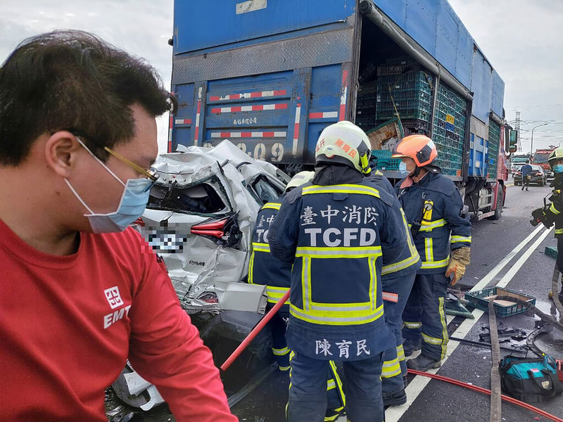 台17線中彰大橋23日發生5車碰撞事故,釀6人受傷,其中1輛休旅車夾在2輛大車間彷彿「夾心餅」(圖),所幸休旅車內2人獲救脫困時意識清楚。(民眾提供)中央社記者蕭博陽彰化傳真 111年1月23日