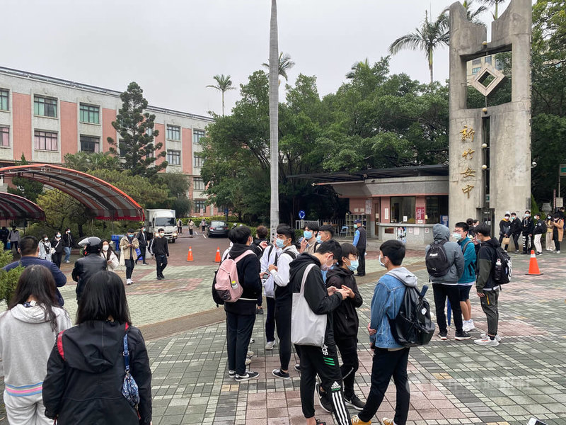111學年度學科能力測驗最後一個科「社會」23日下午順利結束,新竹女中考場考生陸續離開,也有不少學生聚在一起討論應試狀況。中央社記者魯鋼駿攝 111年1月23日