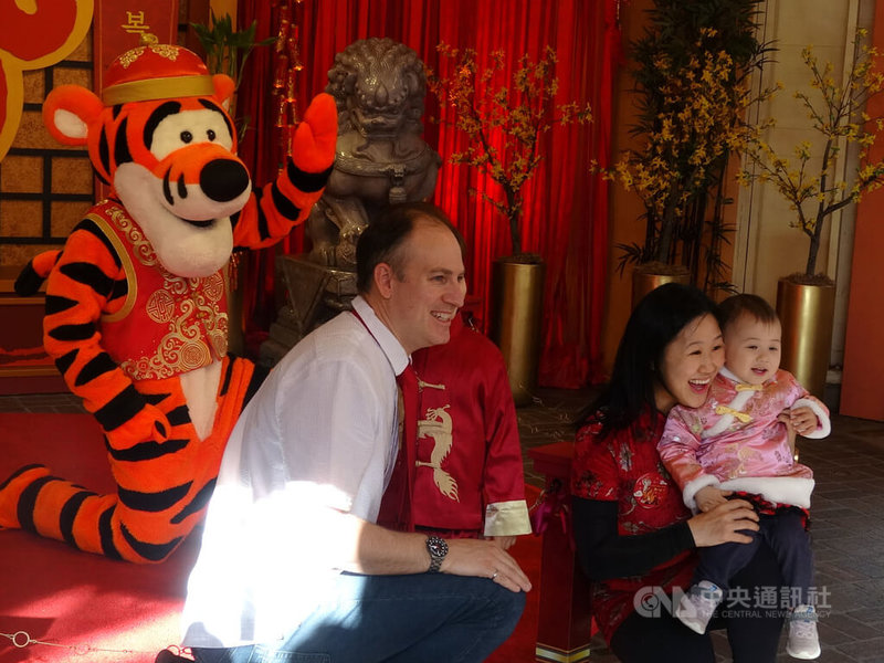 加州迪士尼樂園舉行為期一個月的農曆春節慶典,「小熊維尼」故事中的卡通人物「跳跳虎」與遊客合照,迎接虎年。中央社記者林宏翰洛杉磯攝 111年1月23日