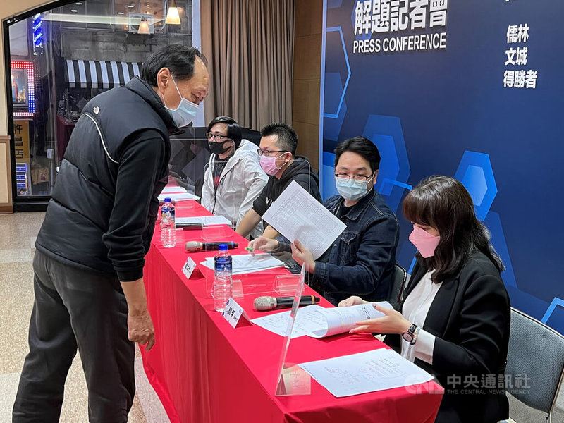 111學年度學科能力測驗23日下午順利落幕,補教業解題團隊在記者會中分析最後一科「社會」試題,認為整體難度和去年持平。中央社記者陳至中攝 111年1月23日