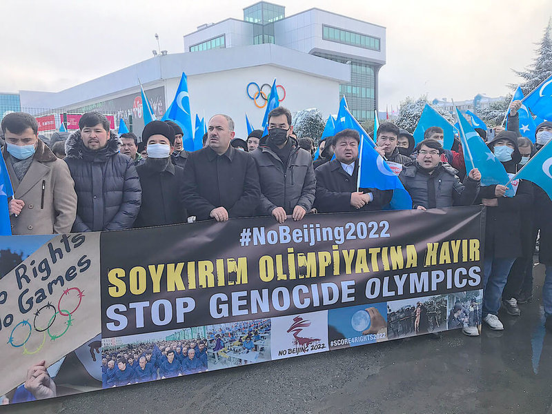 國際東突厥斯坦社會團體聯盟23日赴伊斯坦堡的土耳其奧林匹克委員會前,呼籲抵制2022年北京冬奧會。(國際東突厥斯坦社會團體聯盟提供)中央社記者何宏儒安卡拉傳真 111年1月23日