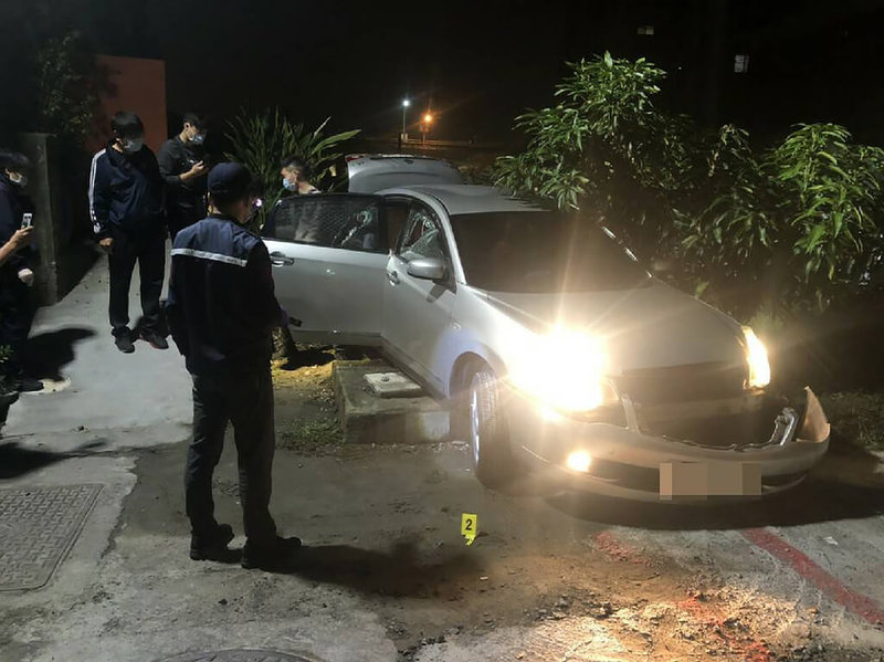 彰化縣警察局彰化分局員警23日晚間持搜索票辦案,遇上目標陳姓竊盜犯,陳嫌發現警方後立即開車衝撞偵防車,警員共開2槍,迫使陳嫌棄車逃逸,警方接著追捕並使用辣椒水壓制,成功逮獲陳嫌。(警方提供)中央社記者蕭博陽彰化縣傳真 111年1月23日
