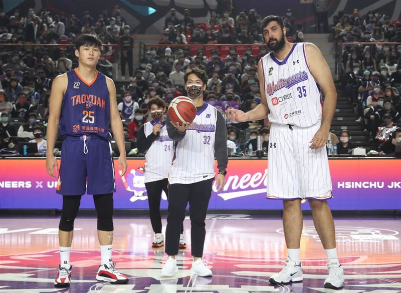 P. LEAGUE+新竹街口攻城獅隊攜手中職統一獅隊,23日在新竹縣體育館舉辦主題日「雙獅好友日」,攻城獅也安排職棒球星蘇智傑(前中)擔任「一日家瑞鐵粉」,並為賽事開球。中央社記者張新偉攝 111年1月23日