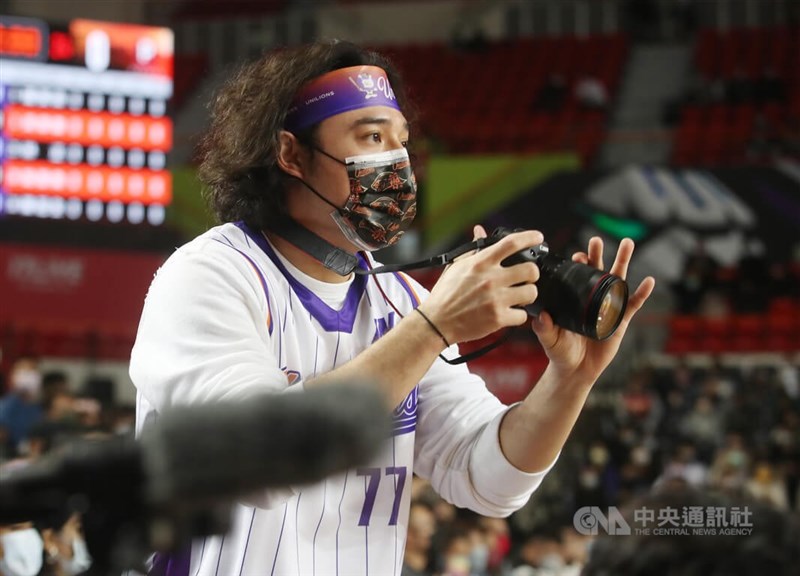 P. LEAGUE+新竹街口攻城獅隊與中職統一獅隊合作,23日在新竹縣體育館舉辦「雙獅好友日」,統一獅球星林安可被賦予「一日攝影師」大任,負責捕捉場中比賽與場邊活動畫面。中央社記者張新偉攝 111年1月23日