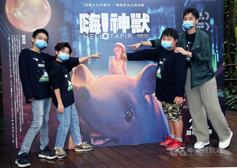 台灣首部療癒系真人動畫奇幻電影「嗨!神獸」春節期間將上映,片中演員白潤音(左2)、林祐銓(左)、陳京甫(右2)及是元介(右)23日一同到台北市立動物園為戲宣傳。中央社記者郭日曉攝 111年1月23日