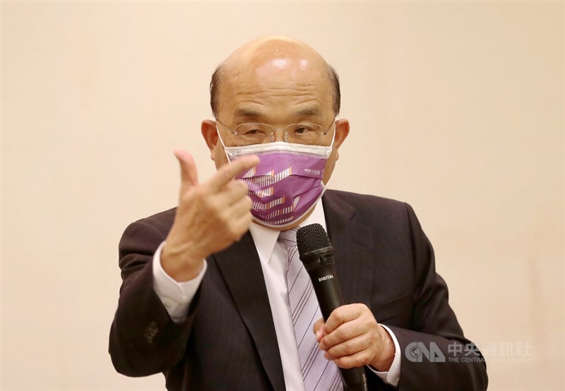 行政院長蘇貞昌23日前往中央流行疫情指揮中心視察,關心疫情最新發展。(中央社檔案照片)