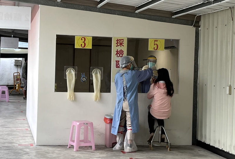 高屏屬共同生活圈,屏東縣政府啟動高雄港篩檢專案,呼籲12日後曾於高雄港區工作或足跡曾與確診者重疊的屏東縣民,24日前儘速到屏東市國仁醫院、潮州鎮茂隆骨科、恆春鎮南門醫院等北中南3處篩檢站採檢。(屏東縣政府提供)中央社記者李卉婷傳真 111年1月23日