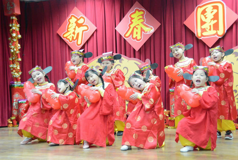 為降低COVID-19群聚感染風險,澎湖縣政府23日開會後決定取消城隍廟春節一條街活動,縣府新春團拜及新年聯歡、新春嬉遊等活動也一併停辦。圖為往年新春團拜熱鬧演出。(澎湖縣政府提供)中央社 111年1月23日