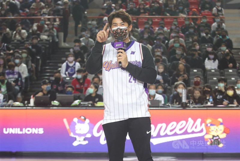 台灣職籃聯盟P. LEAGUE+新竹街口攻城獅隊與中職統一獅隊合作推出主題日「雙獅好友日」,23日在新竹縣體育館由統一獅球星陳傑憲擔任「一日主持人」,賽前負責炒熱現場氣氛。中央社記者張新偉攝 111年1月23日