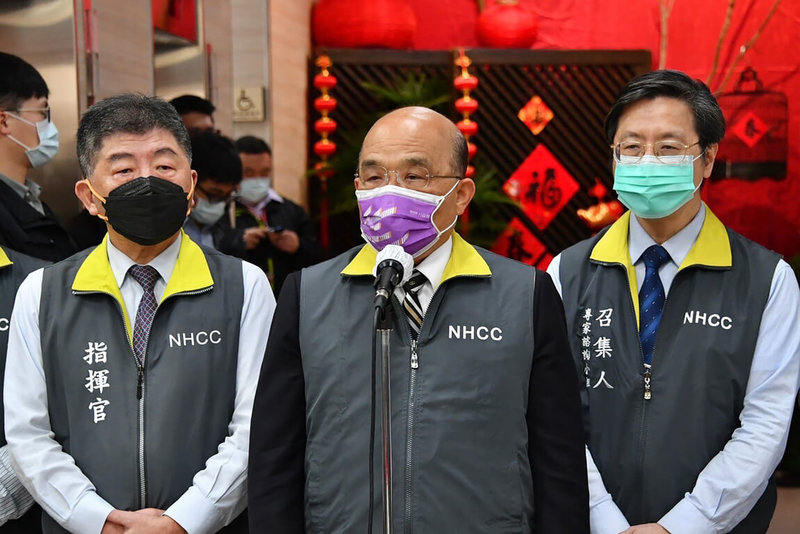 本土疫情升溫,行政院長蘇貞昌(中)23日前往中央流行疫情指揮中心視察時表示,Omicron傳播非常快速,但都是輕症、甚至無症狀,呼籲民眾「戒慎不必恐懼」。(行政院提供)中央社記者陳俊華傳真 111年1月23日