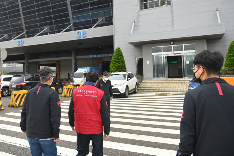 遠雄自由貿易港區內的亞旭電腦廠爆發群聚感染案,桃園市長鄭文燦(紅衣)23日上午前往開會,並視察檢疫情況。(桃園市政府新聞處提供)中央社記者吳睿騏桃園傳真 111年1月23日