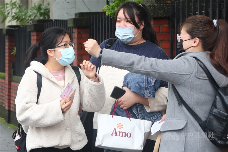 111學年度大學學科能力測驗23日進入第3天考試,建國中學考場外有親友特別到場替考生加油獻上祝福。中央社記者王騰毅攝 111年1月23日