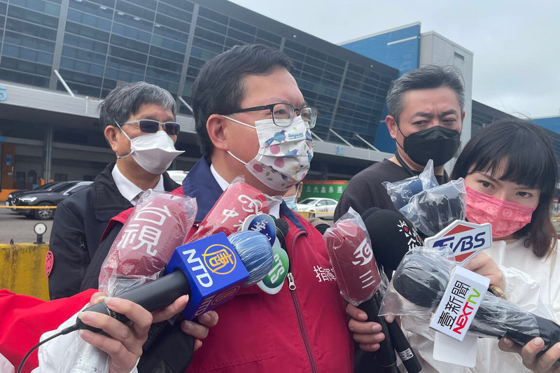 桃園市長鄭文燦鄭文燦(前左)23日上午結束防疫專案會議後,與相關單位前往遠雄自由貿易港區召開會議後接受媒體聯訪,他表示,加值園區與宿舍都列為紅區,這2個區要優先完成採檢與清消。(桃園市政府新聞處提供)中央社記者吳睿騏桃園傳真 111年1月23日