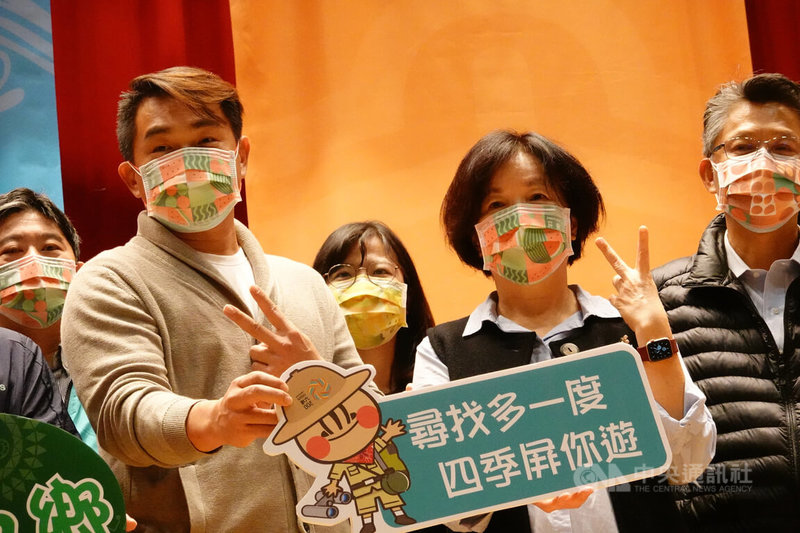 屏東縣政府以四季為基底,打造屏東旅遊品牌「屏東多一度,四季屏你遊」,並邀請中信兄弟隊副領隊彭政閔(前左)擔任夏季觀光大使。中央社記者李卉婷攝 111年1月23日