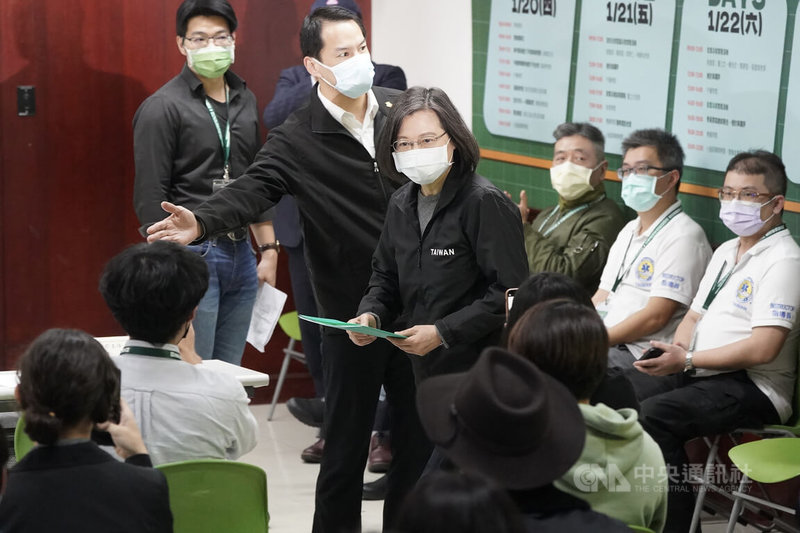 身兼民進黨主席的總統蔡英文(中)23日出席由民進黨舉辦的「亞洲民主保衛戰 第4屆兩岸情勢兵推營」結業式,進場時受到學員們掌聲歡迎。中央社記者徐肇昌攝 111年1月23日