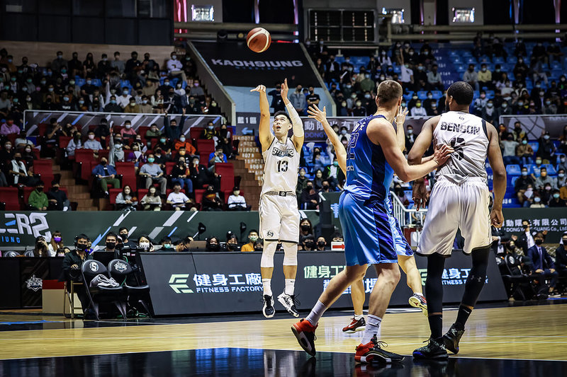 P. LEAGUE+高雄鋼鐵人隊23日例行賽迎戰台北富邦勇士隊,洋將班森(前右)與本土球員呂政儒(背號13)合力拿下41分,率隊勝出。(P. LEAGUE+提供)中央社記者黃巧雯傳真 111年1月23日