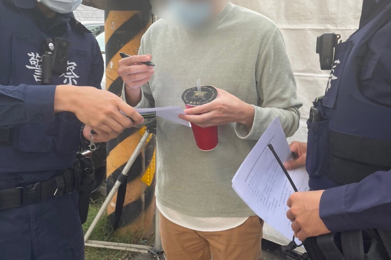配合防疫,台南新化年貨大街活動今年規定不開放試吃及邊走邊吃,不過23日一名男子脫下口罩邊走邊吃被警方查獲,衛生局將依法開罰新台幣3000元。(台南市衛生局提供)中央社記者楊思瑞台南傳真 111年1月23日