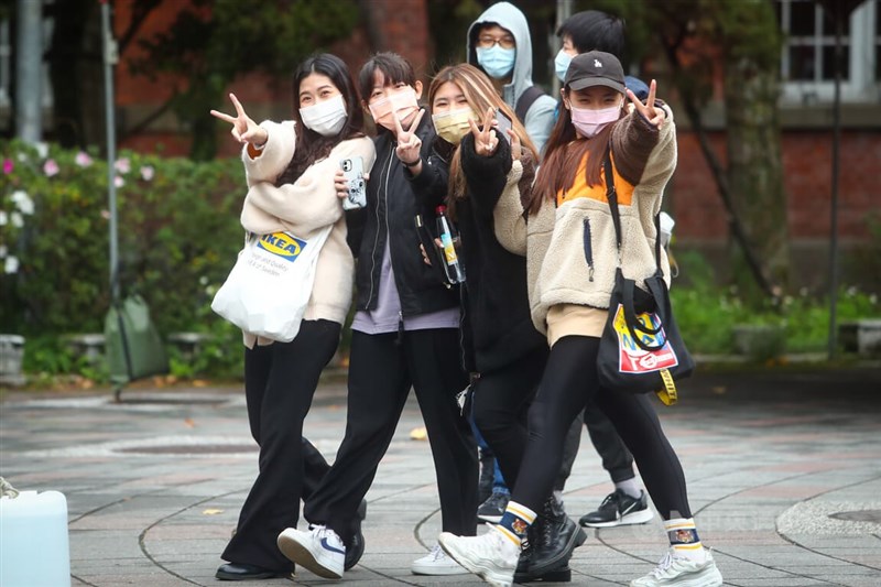 111學年度學科能力測驗23日下午順利結束各科試程,學生們開心走出考場,興奮地對著鏡頭比出YA手勢慶祝。中央社記者王騰毅攝 111年1月23日