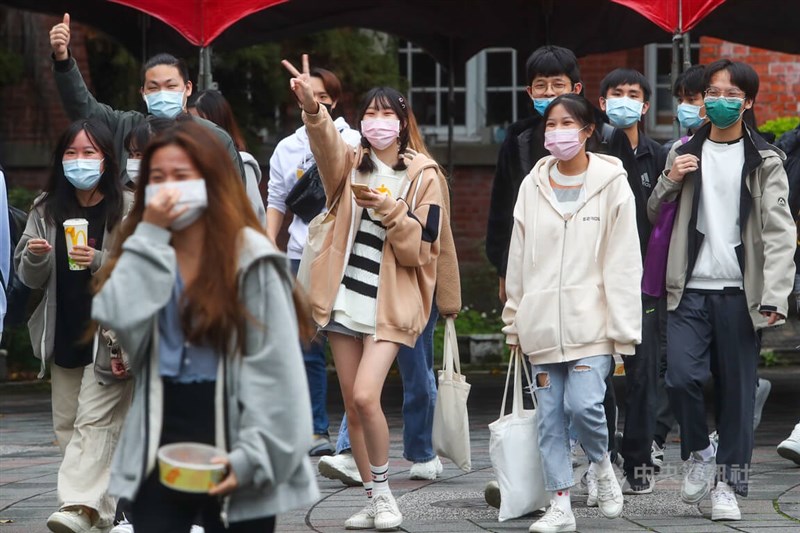 111學年度學科能力測驗23日下午結束最後2科考試,正式告終,考生們開心走出考場,準備迎接寒假及春節。中央社記者王騰毅攝 111年1月23日