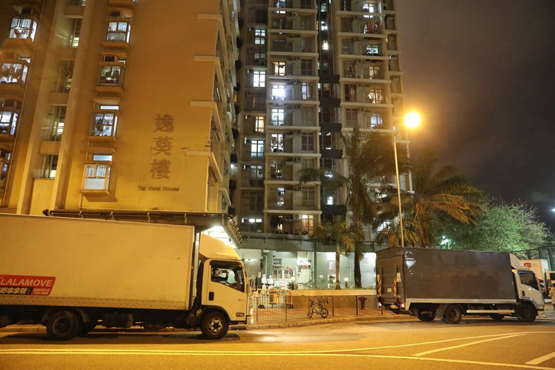 香港爆發第5波COVID-19本土疫情,新界葵涌邨出現嚴重社區傳播。圖為21日遭圍封強制檢測的葵涌邨逸葵樓。(中通社提供)