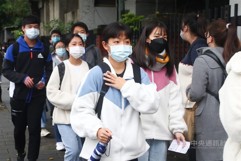 111學年度學科能力測驗23日進入第3天考試,一早學生陸續抵達考場,準備最後2個科目的考試。中央社記者王騰毅攝 111年1月23日