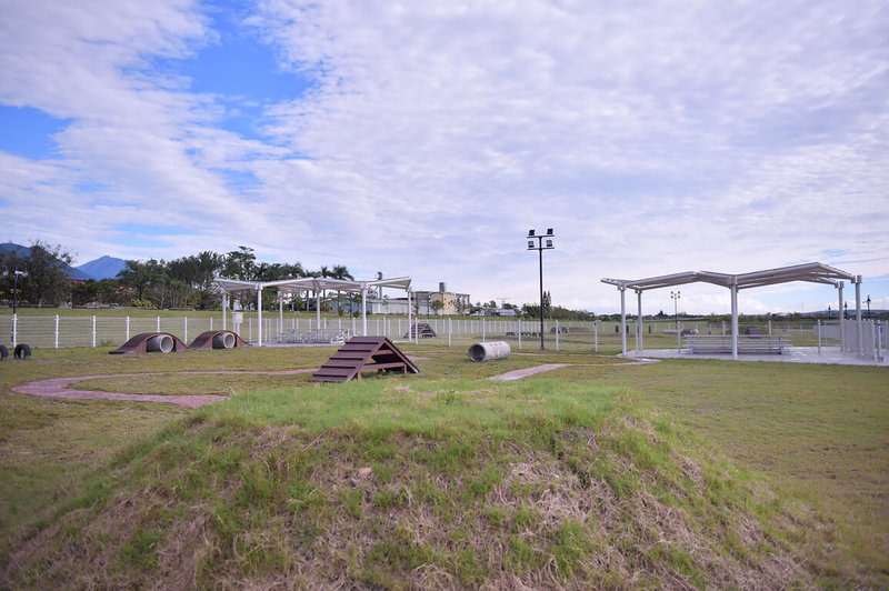 位於花蓮美崙溪上游高灘地的全新寵物公園23日啟用,基地面積約有4000平方公尺,設置波浪棧道、輪胎隧道等多樣活動設施,提供毛小孩們充裕遊憩空間。(花蓮縣政府提供)中央社記者李先鳳傳真 111年1月23日