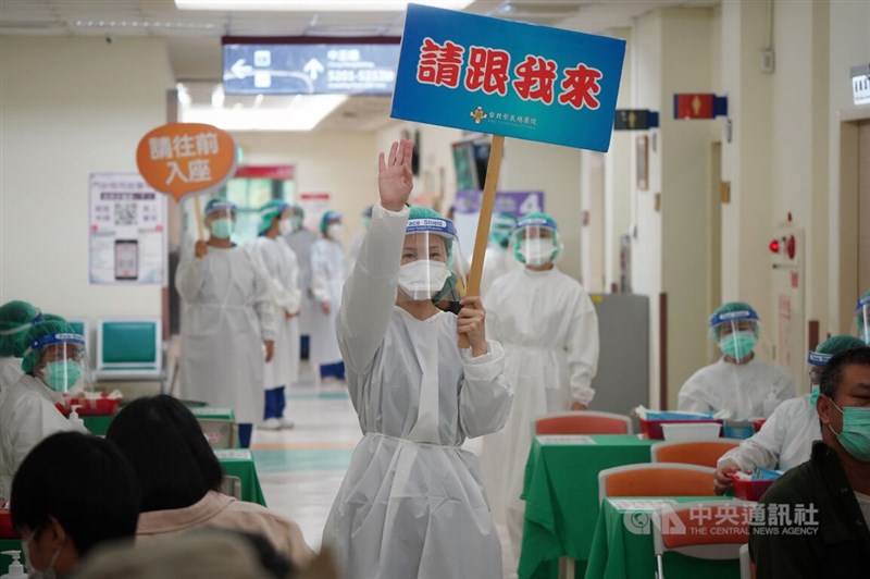 根據統計,22日國內COVID-19疫苗共施打26萬7317人,其中施打第3劑追加劑的涵蓋率已達16.25%。(中央社檔案照片)