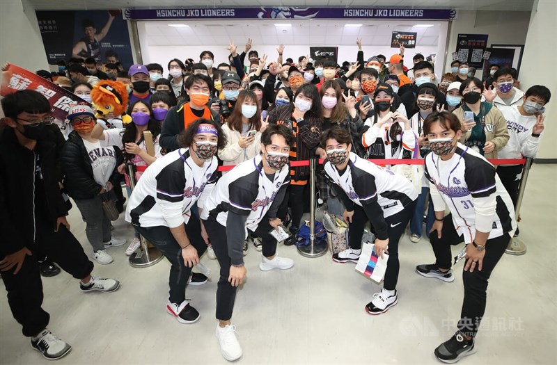 台灣職籃聯盟P. LEAGUE+新竹街口攻城獅隊與中職統一獅隊合作推出主題日「雙獅好友日」,統一獅球星林岱安(前右起)、陳傑憲、蘇智傑、林安可23日現身新竹縣體育館,與球迷互動。中央社記者張新偉攝 111年1月23日