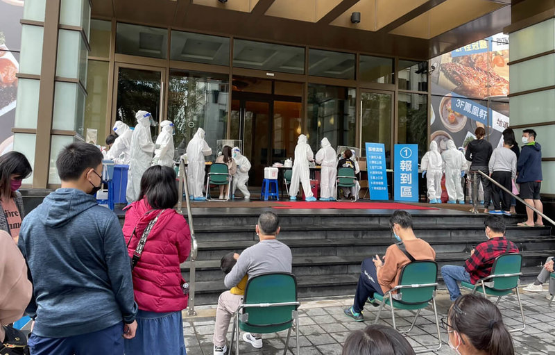 宜蘭縣長林姿妙23日下午表示,新增確診者案18443為20多歲男性,在礁溪長榮鳳凰酒店負責接待工作,縣府動員醫療團隊進駐酒店,為員工和旅客篩檢。(宜蘭縣政府提供)中央社記者王朝鈺傳真 111年1月23日