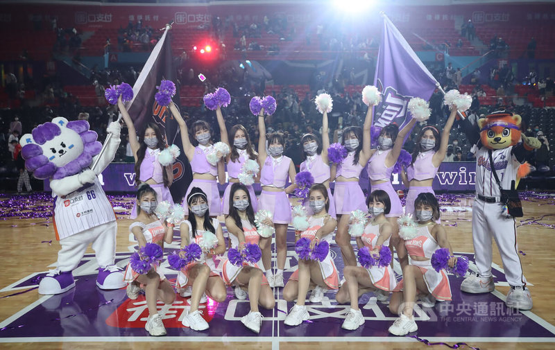 P. LEAGUE+職籃聯盟新竹街口攻城獅隊與中職統一獅隊合作主題日「雙獅好友日」,23日在新竹縣體育館熱鬧登場,雙方啦啦隊也在場中合體跳舞、炒熱氣氛。中央社記者張新偉攝 111年1月23日