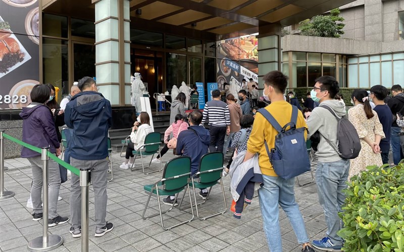 一名在礁溪長榮鳳凰酒店負責接待工作的男性確診染疫,縣府動員醫療團隊進駐酒店,為逾千名員工及旅客篩檢,酒店24日起至26日也將閉館3天。圖為民眾在酒店外等候採檢。(宜蘭縣政府提供)中央社記者王朝鈺傳真 111年1月23日
