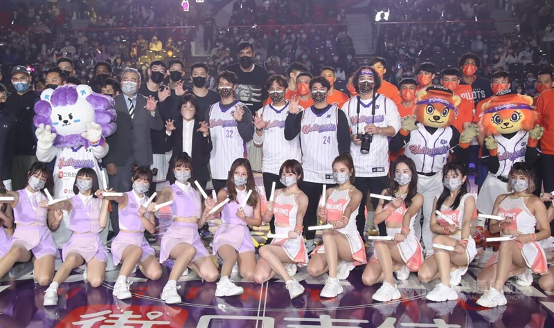 P. LEAGUE+職籃聯盟新竹街口攻城獅隊與中職統一獅隊合作主題日「雙獅好友日」,統一獅球星林安可(2排右起)、陳傑憲、林岱安、蘇智傑23日現身新竹縣體育館,賽前合影留念。中央社記者張新偉攝 111年1月23日
