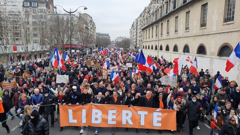 法國疫苗通行證將於24日上路,各地22日約有3萬8000人上街抗議。(圖取自facebook.com/philippot.f)