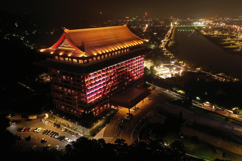 台北圓山大飯店一名廚師22日COVID-19確診,圓山飯店表示,已主動通知客人可取消訂房,如已付費可全額退費。(圖取自facebook.com/GRAND.60)