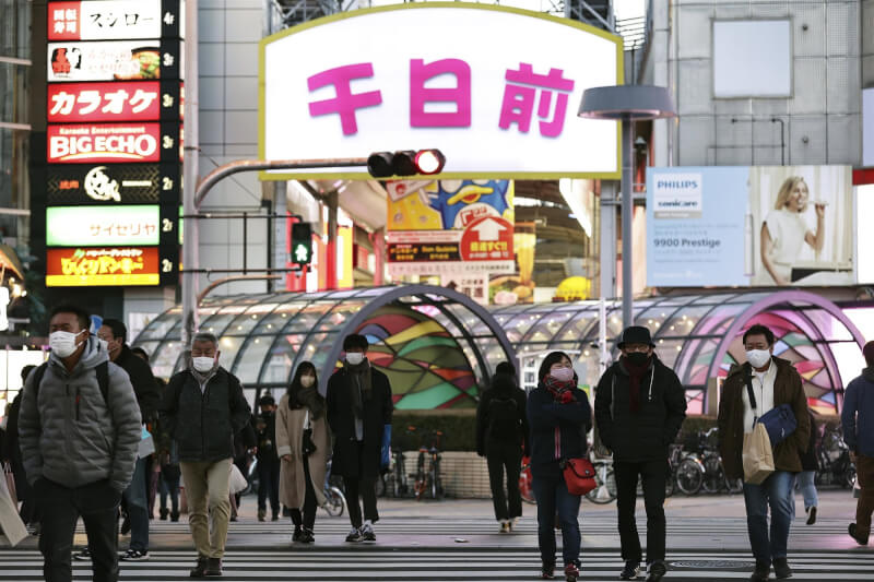 日本正面臨第6波疫情侵襲,近期重症患者數已增加到年初約8倍之多。圖為大阪街頭。(共同社)