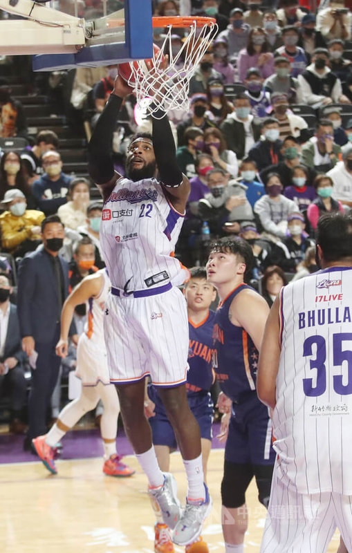 台灣職籃P. LEAGUE+例行賽23日在新竹縣體育館進行桃園領航猿與新竹街口攻城獅的賽事,攻城獅洋將大勝(Branden Dawson)(左白衣者)拿下17分13籃板,幫助球隊拿勝。中央社記者張新偉攝 111年1月23日