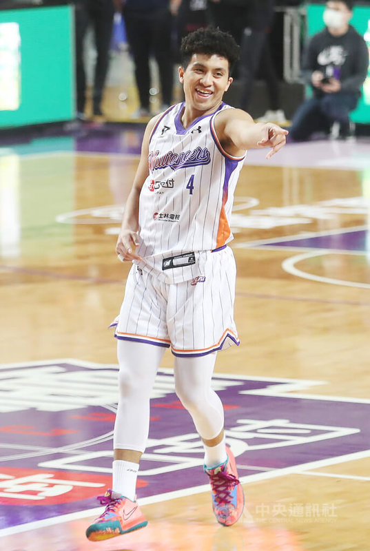 台灣職籃聯盟P. LEAGUE+新竹街口攻城獅隊23日在主場新竹縣體育館迎戰桃園領航猿隊,攻城獅高國豪貢獻14分3籃板3助攻,助隊終場以91比65擊敗對手。中央社記者張新偉攝 111年1月23日