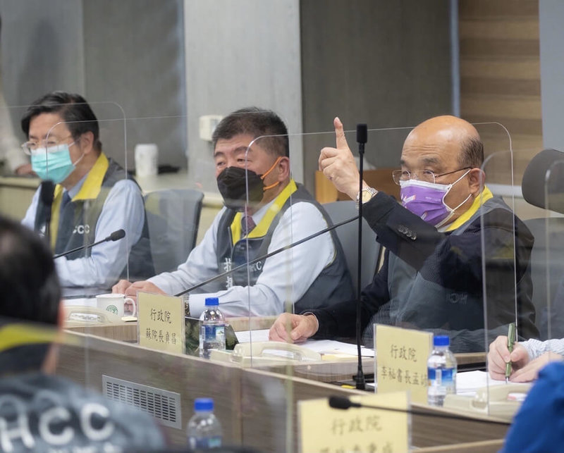 本土疫情升溫,行政院長蘇貞昌(右)23日前往「嚴重特殊傳染性肺炎中央流行疫情指揮中心」視察時表示,目前國內案例都在可控制範圍內,但仍請相關部會強化外籍移工防疫應變作為。(行政院提供)中央社記者陳俊華傳真 111年1月23日