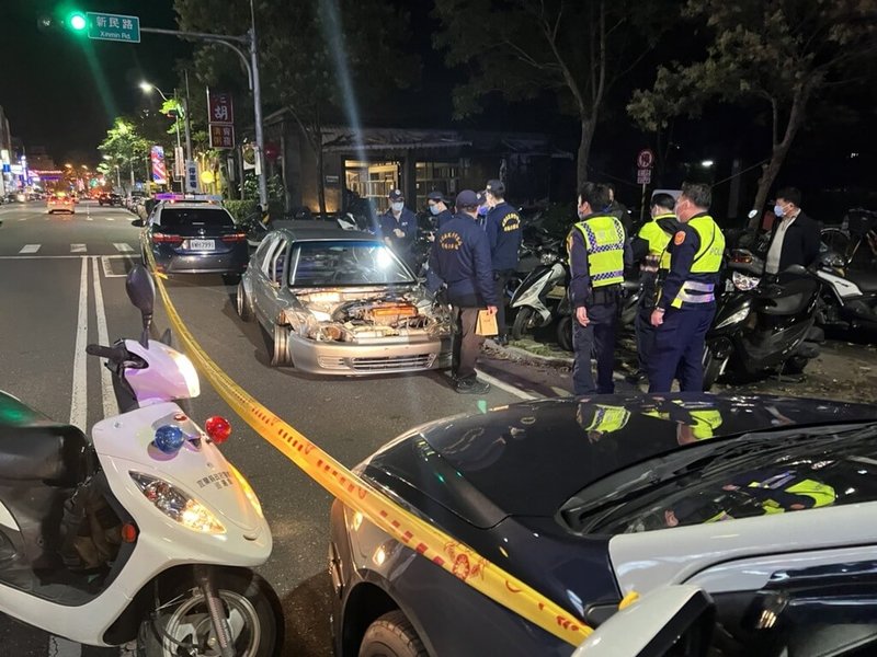 李姓男子23日晚間酒後駕駛未懸掛車牌的車輛遇宜蘭警方盤查卻加速逃逸,撞上路邊2輛車後停下,警方喝令李男下車,但李男仍疾駛,警方朝左前輪連開2槍,李男隨後棄車逃跑仍被警方逮捕,詢後送辦。(讀者提供)中央社記者王朝鈺傳真 111年1月24日