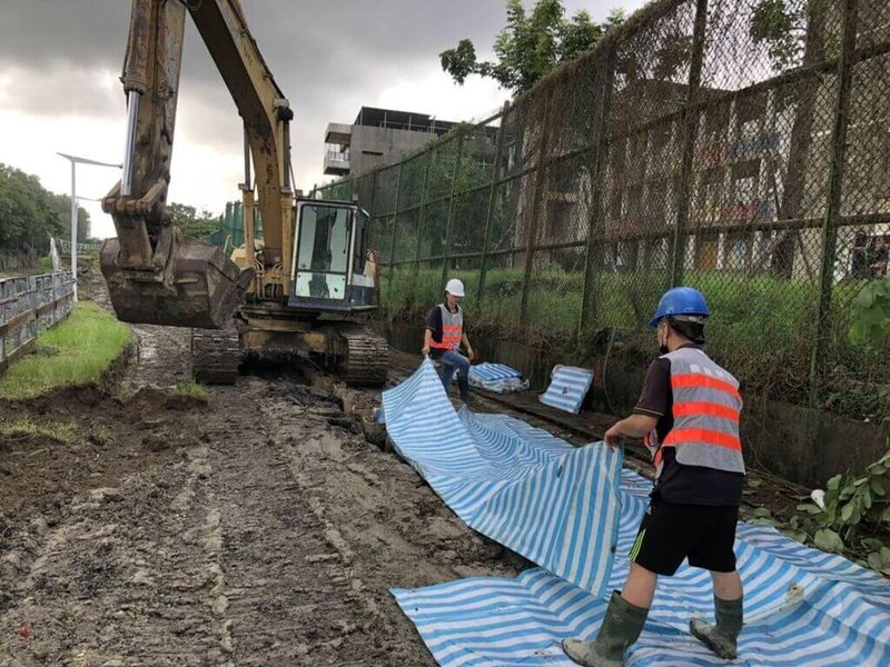 高雄市鳳山區中崙國中後方鳳山溪護岸,110年因豪雨損壞,為避免災害擴大,水利局先打設9米鋼版樁及鋪設帆布搶險,並同步向中央申請災害修復工程經費,工程已在111年1月開工,預計9月完工。(高雄市水利局提供)中央社記者蔡孟妤傳真 111年1月24日