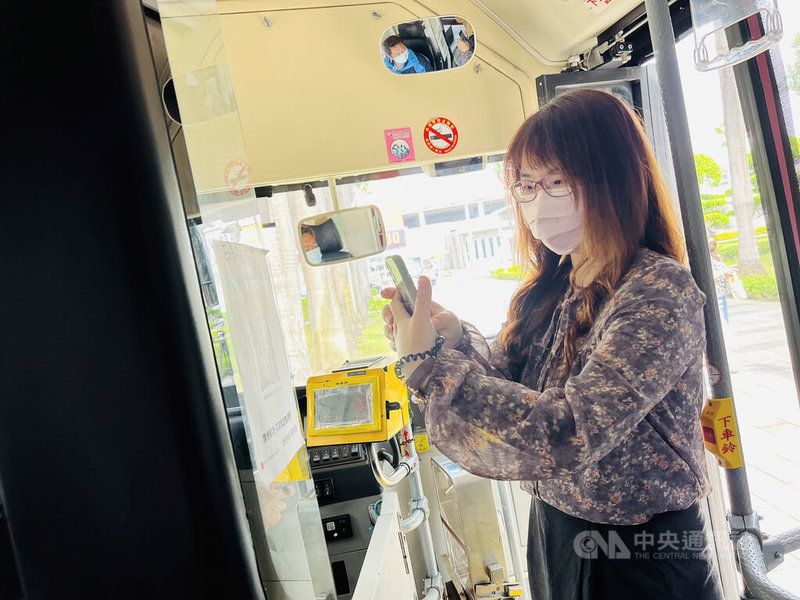 屏東縣政府調整506A屏市假日觀光公車路線,春節期間免費搭乘,民眾上車須掃實聯制。中央社記者李卉婷攝 111年1月24日