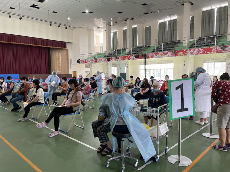 因應COVID-19(2019冠狀病毒疾病)疫情,屏東縣政府26日將分別在屏東火車站、潮州火車站、恆春鎮衛生所等3處設立「高端疫苗隨到隨打」,每站限量500人。(屏東縣政府提供)中央社記者李卉婷傳真 111年1月24日