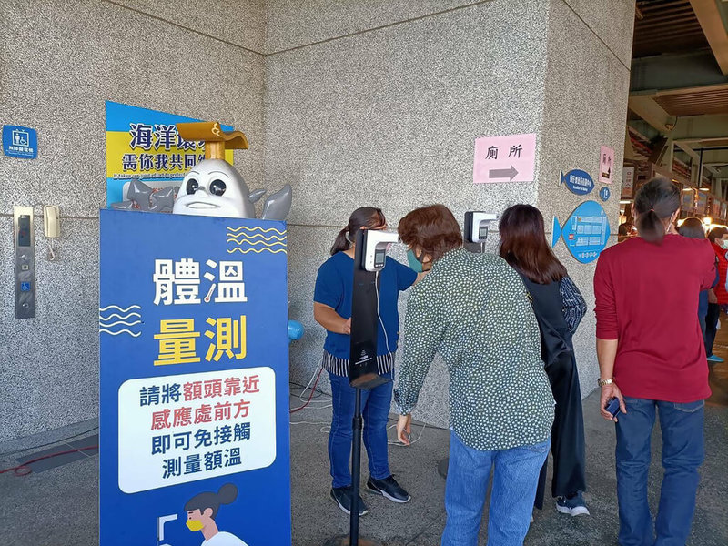 因應疫情,高雄市政府宣布,將增派人員到市場、商圈、魚市場加強巡視與宣導防疫觀念,要求落實實聯制、量體溫等。(高雄市政府提供)中央社記者曾以寧傳真 111年1月24日