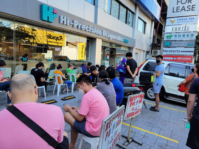 菲律賓衛生部24日指出,目前看來菲國COVID-19疫情中心大馬尼拉地區這波疫情已過高峰。圖為1月7日疫情高峰期間,馬尼拉都會區等待RT-PCR檢驗民眾大排長龍。(民眾提供)中央社記者陳妍君馬尼拉傳真 111年1月24日